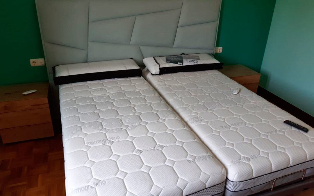 Dormitorio con camas articuladas