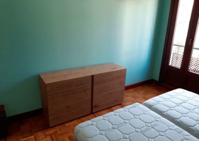 Dormitorio con camas articuladas Hukla,cabezal Acana y cómoda y mesillas de Mobenia